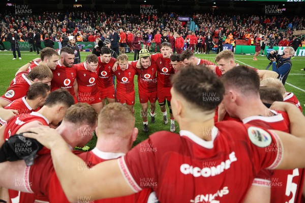 221125 - Wales v New Zealand All Blacks - Quilter Nations Series - Wales team huddle