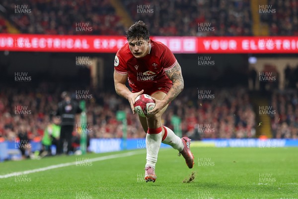 221125 - Wales v New Zealand All Blacks - Quilter Nations Series - Louis Rees-Zammit of Wales scores a try