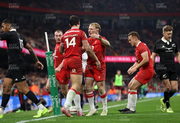 221125 - Wales v New Zealand All Blacks - Quilter Nations Series - Louis Rees-Zammit of Wales celebrates scoring a try with team mates