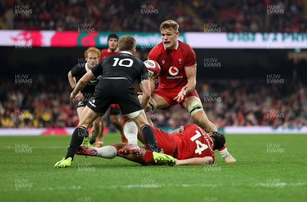 221125 - Wales v New Zealand All Blacks - Quilter Nations Series - Louis Rees-Zammit of Wales off loads the ball to Taine Plumtree