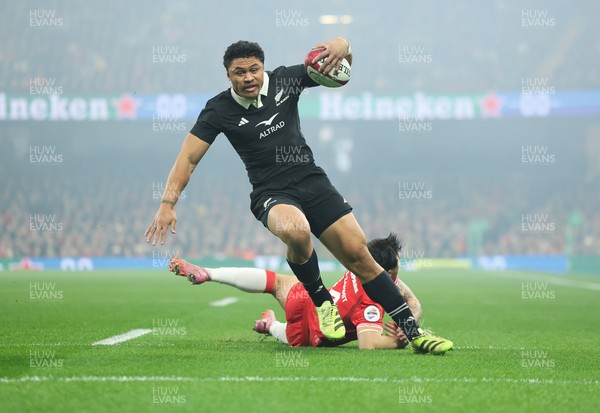 221125 - Wales v New Zealand, Quilter Nations Series - Caleb Clarke of New Zealand  races in to score the opening try