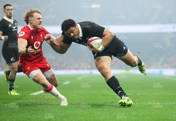 221125 - Wales v New Zealand, Quilter Nations Series - Caleb Clarke of New Zealand  races in to score the opening try