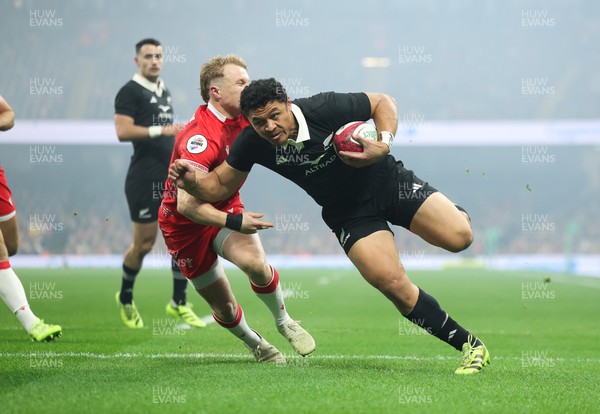 221125 - Wales v New Zealand, Quilter Nations Series - Caleb Clarke of New Zealand  races in to score the opening try