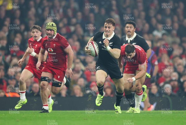 221125 - Wales v New Zealand, Quilter Nations Series - Ruben Love of New Zealand breaks away to score try