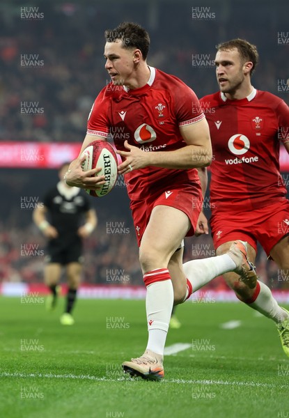 221125 - Wales v New Zealand, Quilter Nations Series - Tom Rogers of Wales races in to score try