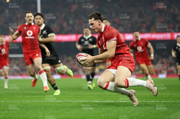 221125 - Wales v New Zealand, Quilter Nations Series - Tom Rogers of Wales races in to score try