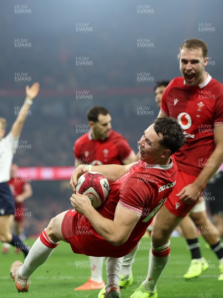 221125 - Wales v New Zealand, Quilter Nations Series - Tom Rogers of Wales celebrates after scoring try