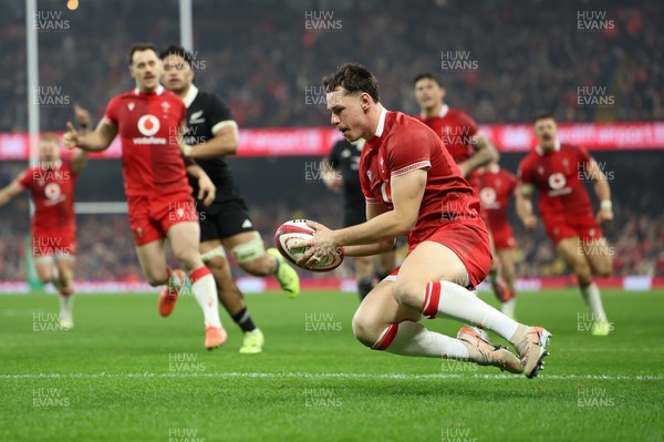 221125 - Wales v New Zealand, Quilter Nations Series - Tom Rogers of Wales races in to score try