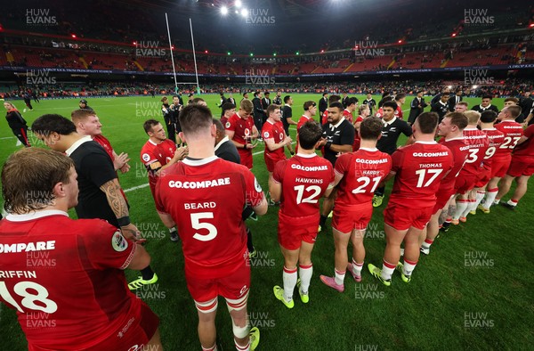 221125 - Wales v New Zealand, Quilter Nations Series - The Wales team applaud the New Zealand All Blacks off the pitch at the end of the match