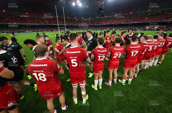 221125 - Wales v New Zealand, Quilter Nations Series - The Wales team applaud the New Zealand All Blacks off the pitch at the end of the match
