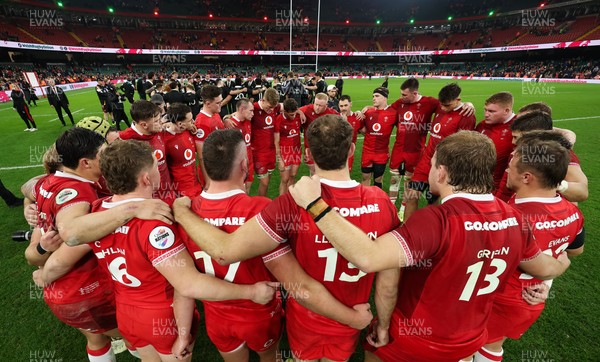 221125 - Wales v New Zealand, Quilter Nations Series - The Wales team huddle up at the end of the match