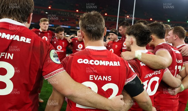 221125 - Wales v New Zealand, Quilter Nations Series - The Wales team huddle up at the end of the match