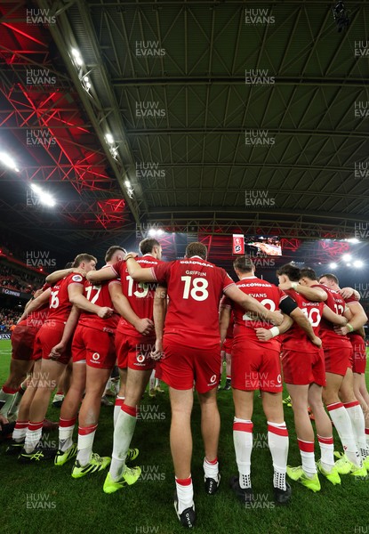 221125 - Wales v New Zealand, Quilter Nations Series - The Wales team huddle up at the end of the match