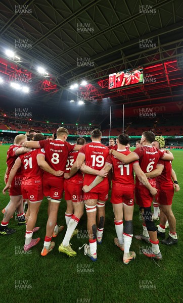 221125 - Wales v New Zealand, Quilter Nations Series - The Wales team huddle up at the end of the match