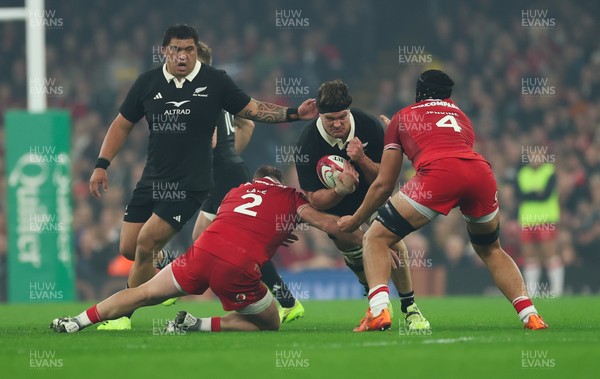 221125 - Wales v New Zealand, Quilter Nations Series - Scott Barrett of New Zealand takes on Dewi Lake of Wales and Dafydd Jenkins of Wales