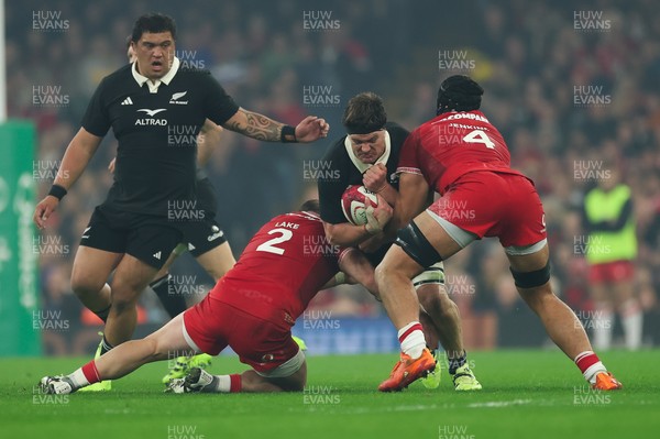 221125 - Wales v New Zealand, Quilter Nations Series - Scott Barrett of New Zealand takes on Dewi Lake of Wales and Dafydd Jenkins of Wales