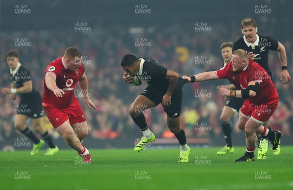 221125 - Wales v New Zealand, Quilter Nations Series - Rieko Ioane of New Zealand  tries to break away from Keiron Assiratti of Wales