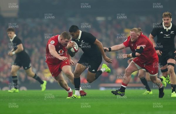 221125 - Wales v New Zealand, Quilter Nations Series - Rieko Ioane of New Zealand  tries to break away from Keiron Assiratti of Wales