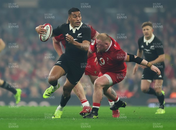 221125 - Wales v New Zealand, Quilter Nations Series - Rieko Ioane of New Zealand  tries to break away from Keiron Assiratti of Wales