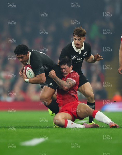 221125 - Wales v New Zealand, Quilter Nations Series - Caleb Clarke of New Zealand is tackled by Louis Rees-Zammit of Wales
