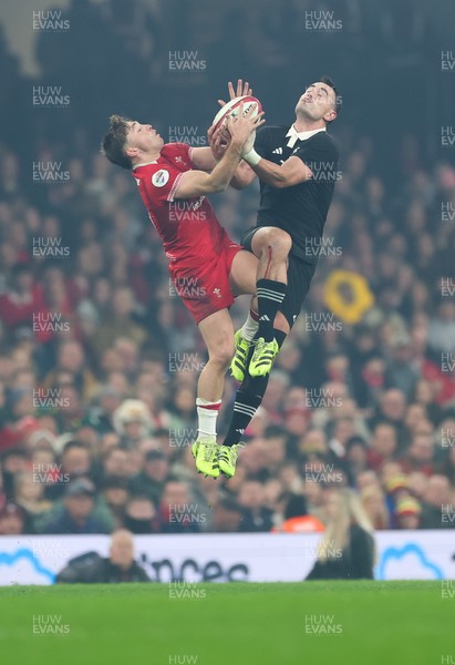 221125 - Wales v New Zealand, Quilter Nations Series -Dan Edwards of Wales and Will Jordan of New Zealand compete for the ball