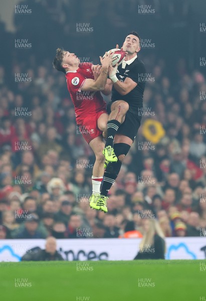 221125 - Wales v New Zealand, Quilter Nations Series -Dan Edwards of Wales and Will Jordan of New Zealand compete for the ball