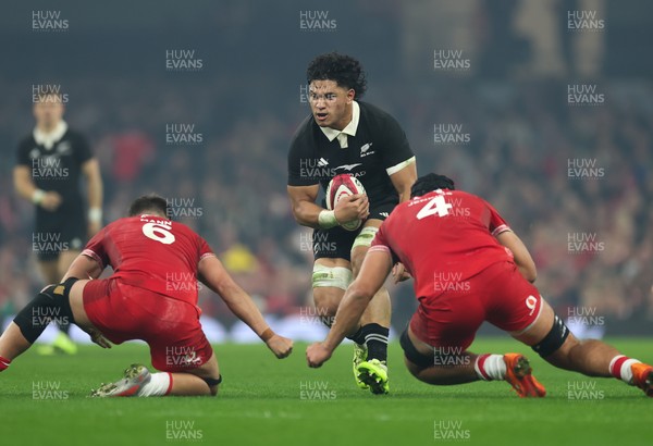 221125 - Wales v New Zealand, Quilter Nations Series - Wallace Sititi of New Zealand takes on Alex Mann of Wales and Dafydd Jenkins of Wales