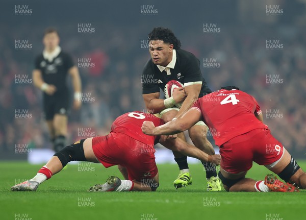 221125 - Wales v New Zealand, Quilter Nations Series - Wallace Sititi of New Zealand takes on Alex Mann of Wales and Dafydd Jenkins of Wales