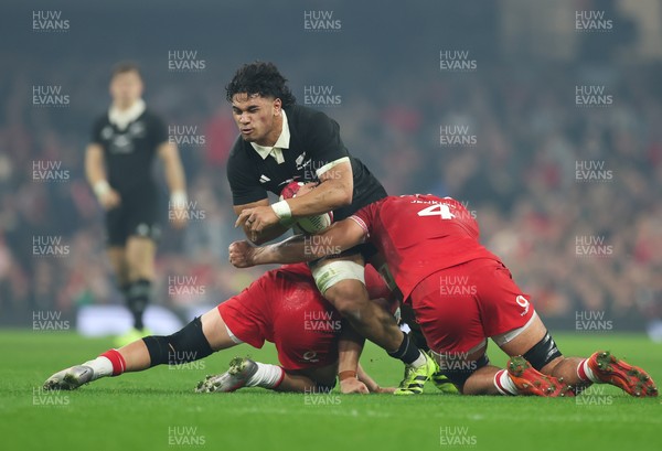 221125 - Wales v New Zealand, Quilter Nations Series - Wallace Sititi of New Zealand takes on Alex Mann of Wales and Dafydd Jenkins of Wales