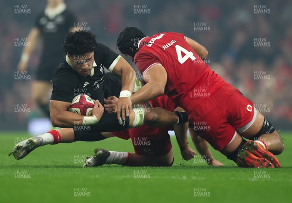221125 - Wales v New Zealand, Quilter Nations Series - Wallace Sititi of New Zealand takes on Alex Mann of Wales and Dafydd Jenkins of Wales