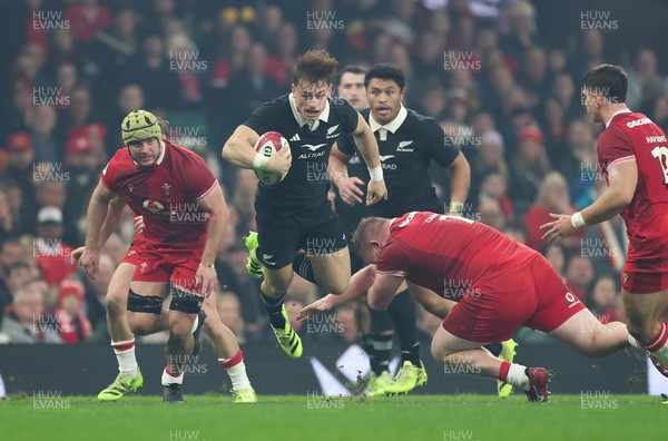 221125 - Wales v New Zealand, Quilter Nations Series - Ruben Love of New Zealand breaks away to score try