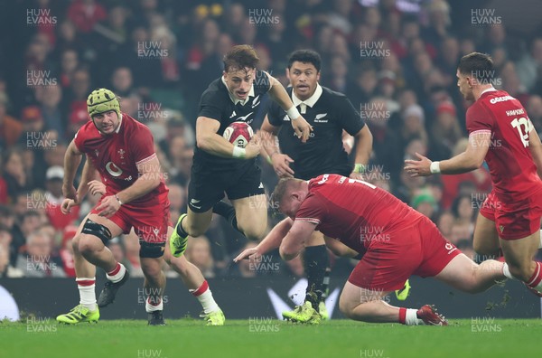 221125 - Wales v New Zealand, Quilter Nations Series - Ruben Love of New Zealand breaks away to score try