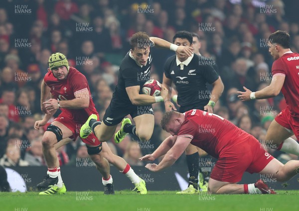 221125 - Wales v New Zealand, Quilter Nations Series - Ruben Love of New Zealand breaks away to score try