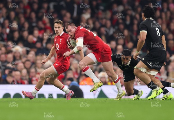 221125 - Wales v New Zealand, Quilter Nations Series - Nick Tompkins of Wales looks to break away