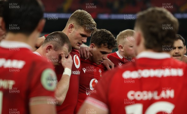 221125 - Wales v New Zealand, Quilter Nations Series - Wales players at the end of the match