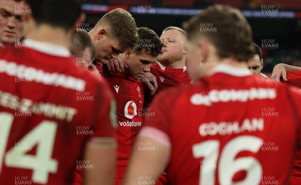 221125 - Wales v New Zealand, Quilter Nations Series - Wales players at the end of the match