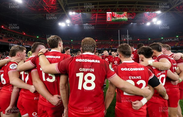 221125 - Wales v New Zealand, Quilter Nations Series - Wales players at the end of the match