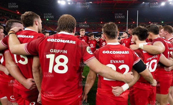 221125 - Wales v New Zealand, Quilter Nations Series - Wales players at the end of the match