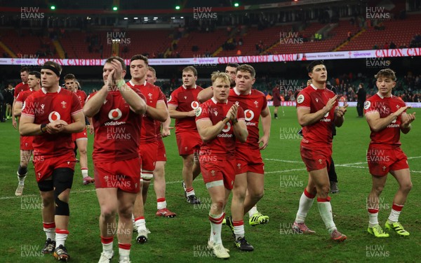 221125 - Wales v New Zealand, Quilter Nations Series - Wales players applaud the fans at the end of the match