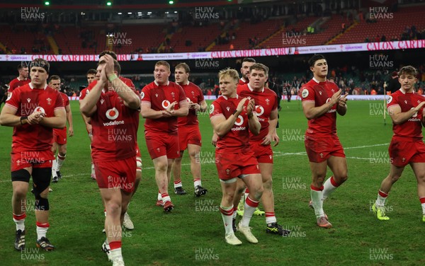 221125 - Wales v New Zealand, Quilter Nations Series - Wales players applaud the fans at the end of the match
