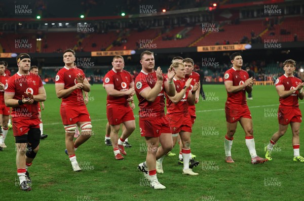 221125 - Wales v New Zealand, Quilter Nations Series - Wales players applaud the fans at the end of the match