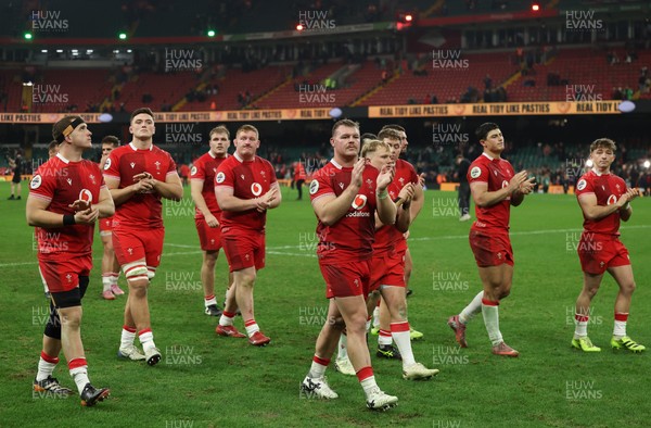 221125 - Wales v New Zealand, Quilter Nations Series - Wales players applaud the fans at the end of the match