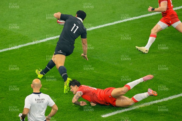 221125 - Wales v New Zealand - Quilter Nations Series - Caleb Clarke of New Zealand Scores a Try