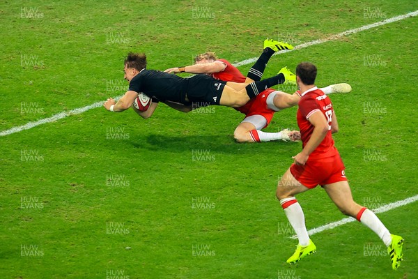 221125 - Wales v New Zealand - Quilter Nations Series - Damian McKenzie of New Zealand Scores a Try
