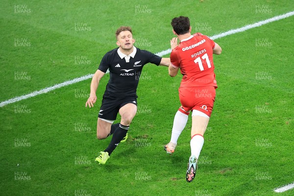 221125 - Wales v New Zealand - Quilter Nations Series - Tom Rogers of Wales Scores a Try