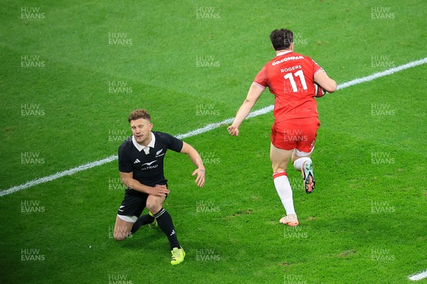 221125 - Wales v New Zealand - Quilter Nations Series - Tom Rogers of Wales Scores a Try