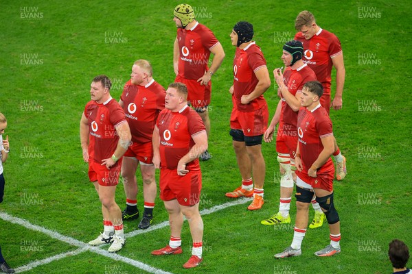 221125 - Wales v New Zealand - Quilter Nations Series - Wales players during break in play