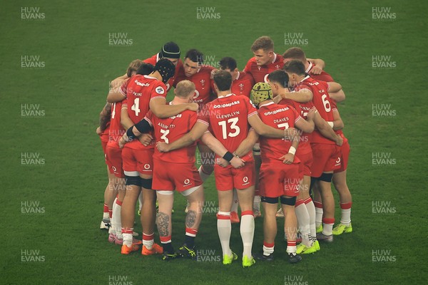 221125 - Wales v New Zealand - Quilter Nations Series - Wales players huddle before kick off