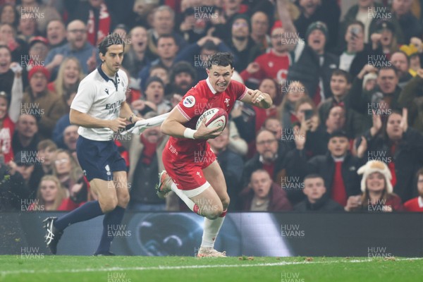 221125 - Wales v New Zealand - Quilter Nations Series - Tom Rogers of Wales goes over to score a try