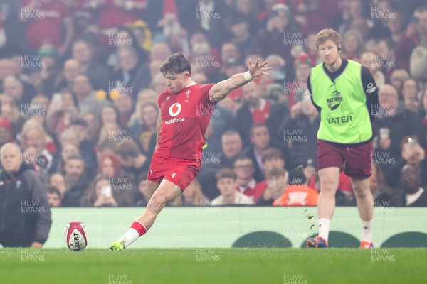 221125 - Wales v New Zealand - Quilter Nations Series - Dan Edwards of Wales kicks a conversion